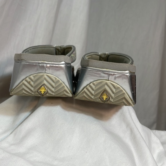 Volatile flip flops - Picture 3 of 7